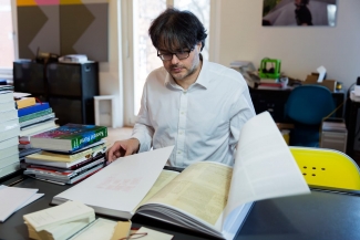 Ivo reading the facsimile of Proust’s À la recherche du temps perdu