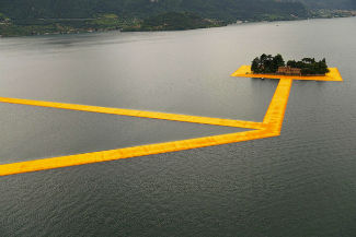 Christo and Jeanne-Claude, The Floating Piers, 2016. © Wolfgang Volz