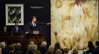Sotheby’s European Chairman, Oliver Barker, fields bids at Sotheby’s Contemporary Art Evening Auction in London on 28 June 2016. Courtesy: Sotheby's