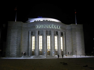 The Volksbühne theatre in Berlin, Germany. Facing the main entrance. © Schlaier, Source: Wikimedia Commons