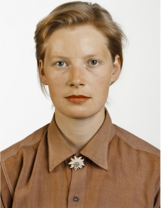 Thomas Ruff, Porträt (P. Stadtbäumer), 1988, C-print. © Thomas Ruff / VG Bild-Kunst, Bonn, 2016