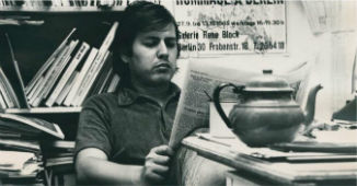 René Block in the office of his gallery with the poster "Hommage á Berlin", 1969. KP Brehmer/KP Brehmer Nachlass, Berlin. © VG BILD-KUNST Bonn, 2015, Courtesy: Neuer Berliner Kunstverein