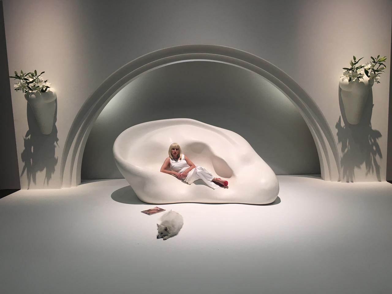 John Baldessari, Ear Sofa; Nose Sconces with Flowers (in Stage Setting), 2009/2017. Courtesy: Marian Goodman, New York, Sprüth Magers, Berlin