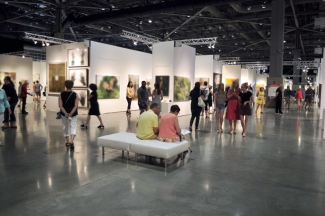 View of an art fair. Image: via Wikimedia Commons