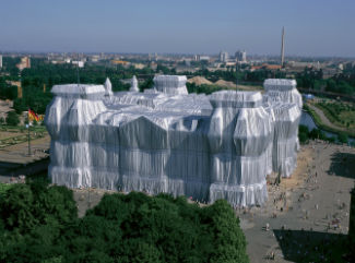 Christo and Jeanne-Claude, Wrapped Reichstag, 1995. © Wolfgang Volz