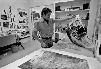 Robert Rauschenberg at work in the Gemini G.E.L. workshop, 1969. © Malcolm Lubliner