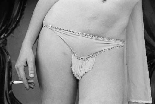 Susan Meiselas, Shortie on the Bally, Barton, Vermont, USA, 1974