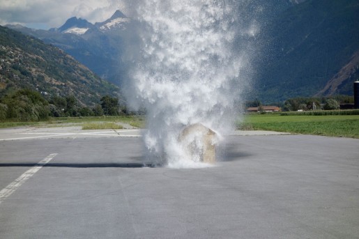 Roman Signer, Unter dem Wasserfall II, 2013