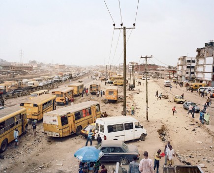 Danfos and Moules (private bus-taxi) at the Badagry Road expansion projekt at the Odun Ade bus stop, Lagos, Nigeria by Julian Röder